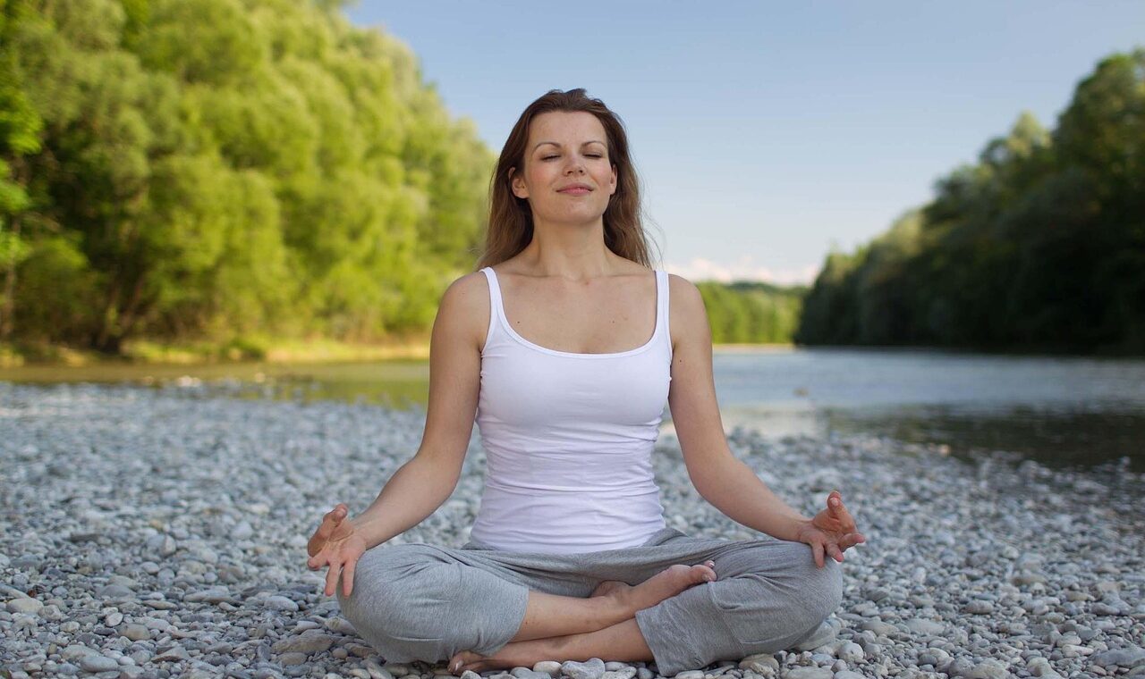 woman-5380651_1280 - TTC Studio de Personal Training Pessoa madura praticando alongamento consciente como parte da recuperação muscular em Copacabana