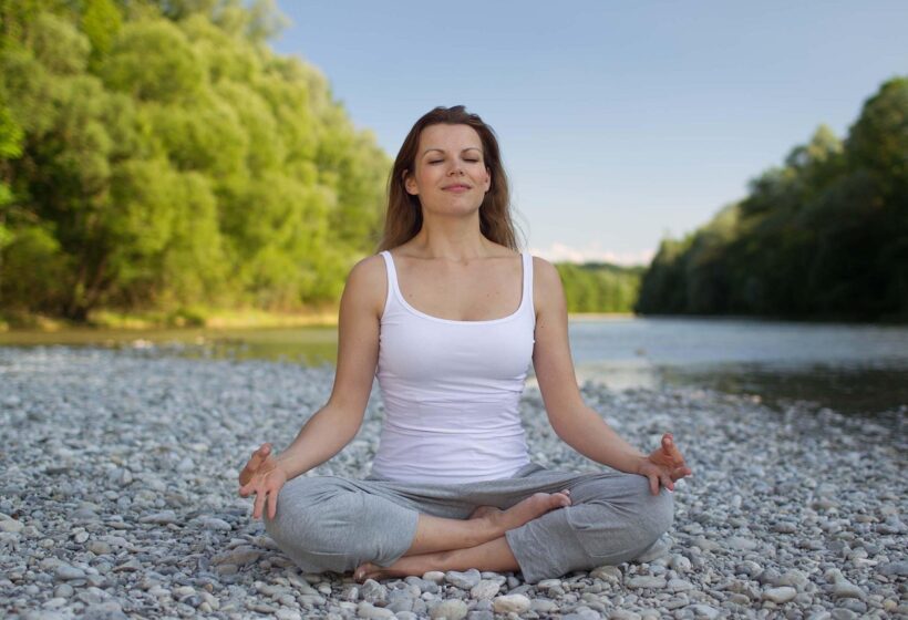 woman-5380651_1280 - TTC Studio de Personal Training Pessoa madura praticando alongamento consciente como parte da recuperação muscular em Copacabana